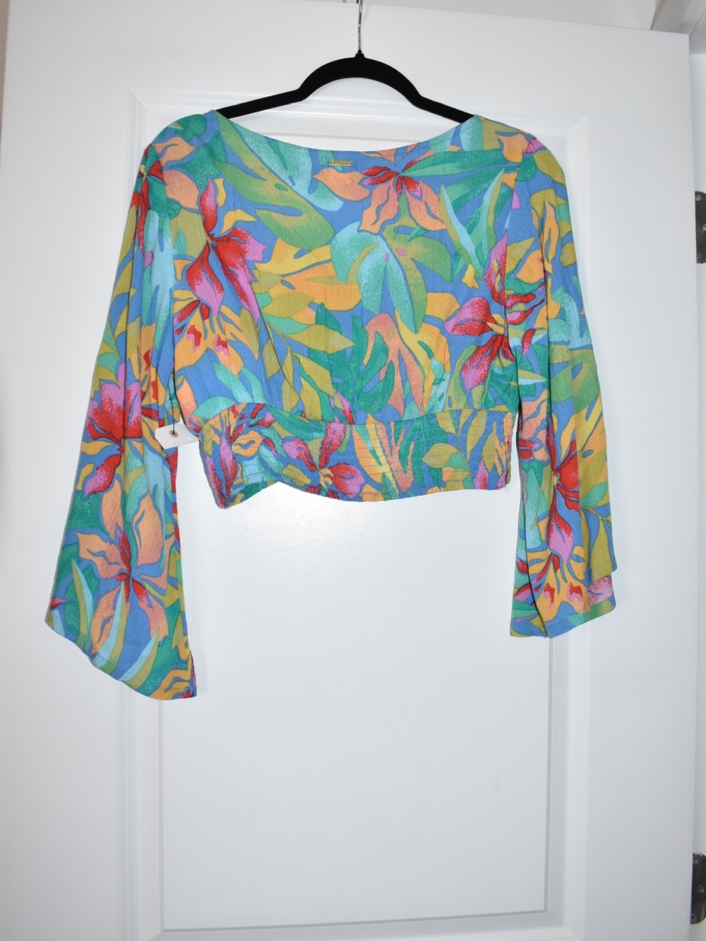 🌺 NWT Billabong Summer Heat Tropical Twist-Front Bell Sleeve Crop Top Size Med - Picture 6 of 8